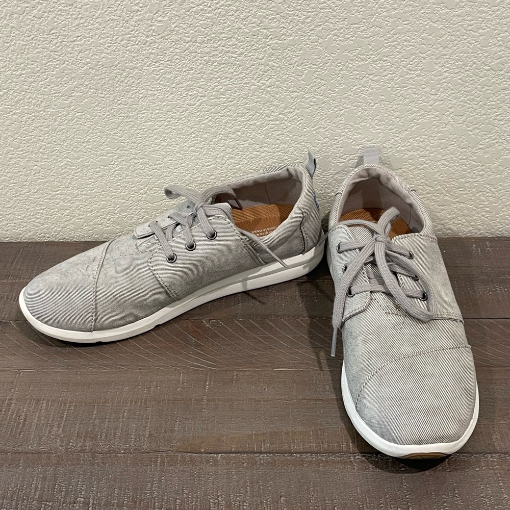 TOMS lace up sneaker, size 7.5, heathered gray